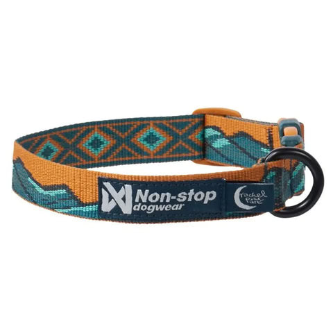 Collar Non-Stop Trail Quest edición Rachel Pohl para perros en uso durante una caminata