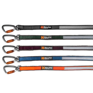 Correa para perros Non-Stop Move Leash en uso por un perro en movimiento