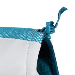 detalle del material del chaleco refrescante gris claro y turquesa