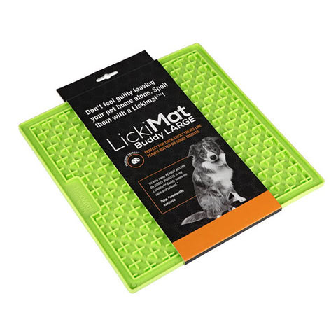 Lickmat Buddy Classic en uso por perro pequeño