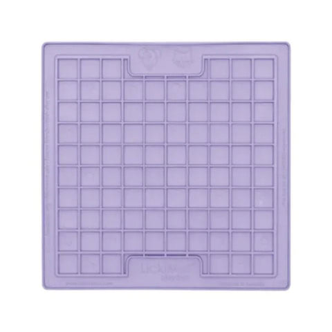 Lickmat Playdate Classic color azul en ambiente de cocina
