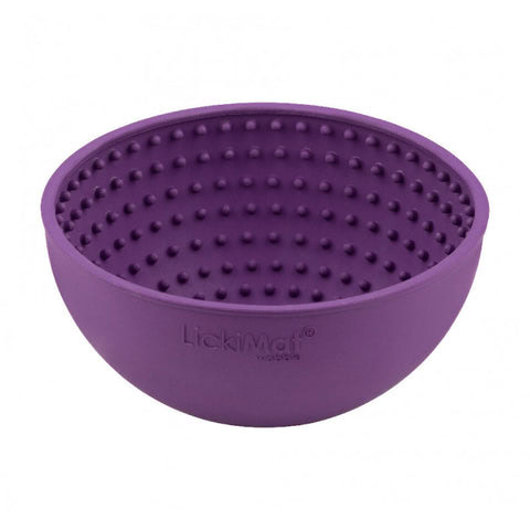 Mascota usando el Lickmat Wobble como comedero interactivo