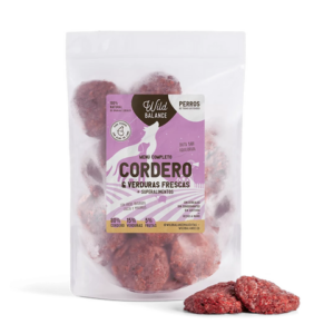 Comida BARF de cordero con verduras frescas para perros