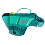 Perro usando chaleco salvavidas Non-Stop Protector Life Jacket en el agua
