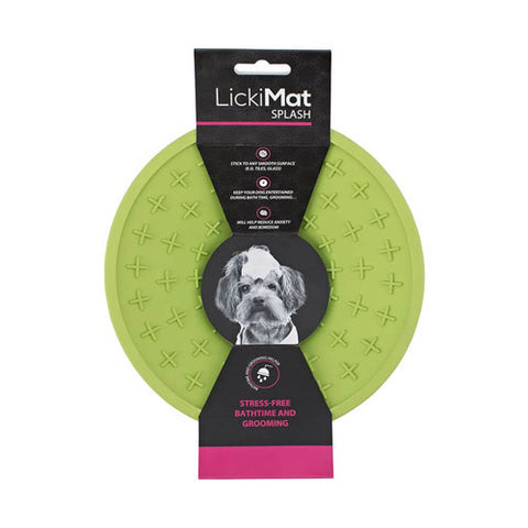 Pet enjoying Lickimat Splash comedero interactivo