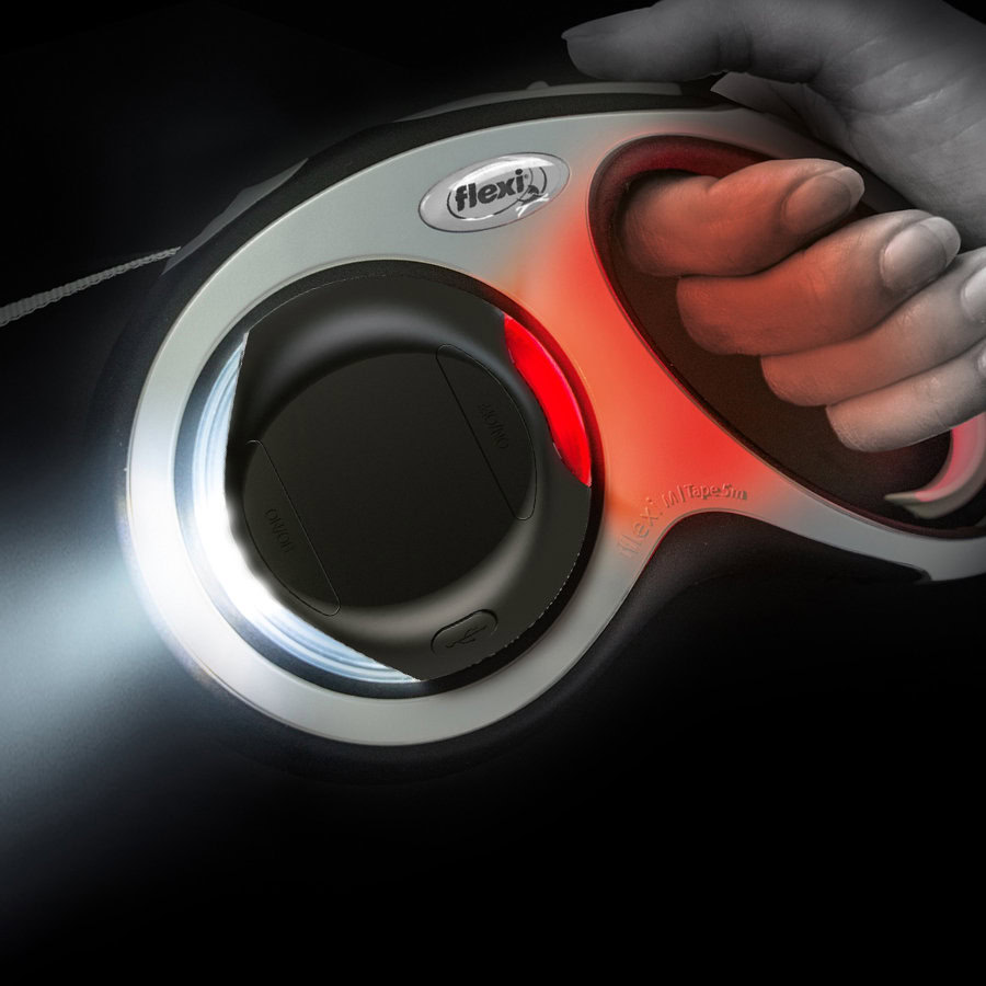Linterna LED Flexi negra iluminando en una caminata nocturna.