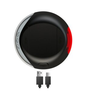 Vista frontal de la linterna LED Flexi negra para correas de Emperrados.