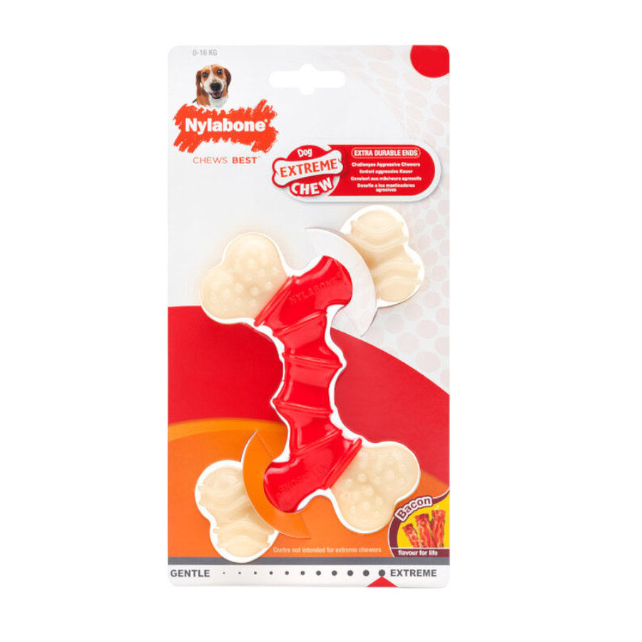 Perro feliz disfrutando del Hueso Nylabone de tocino de la marca Emperrados.