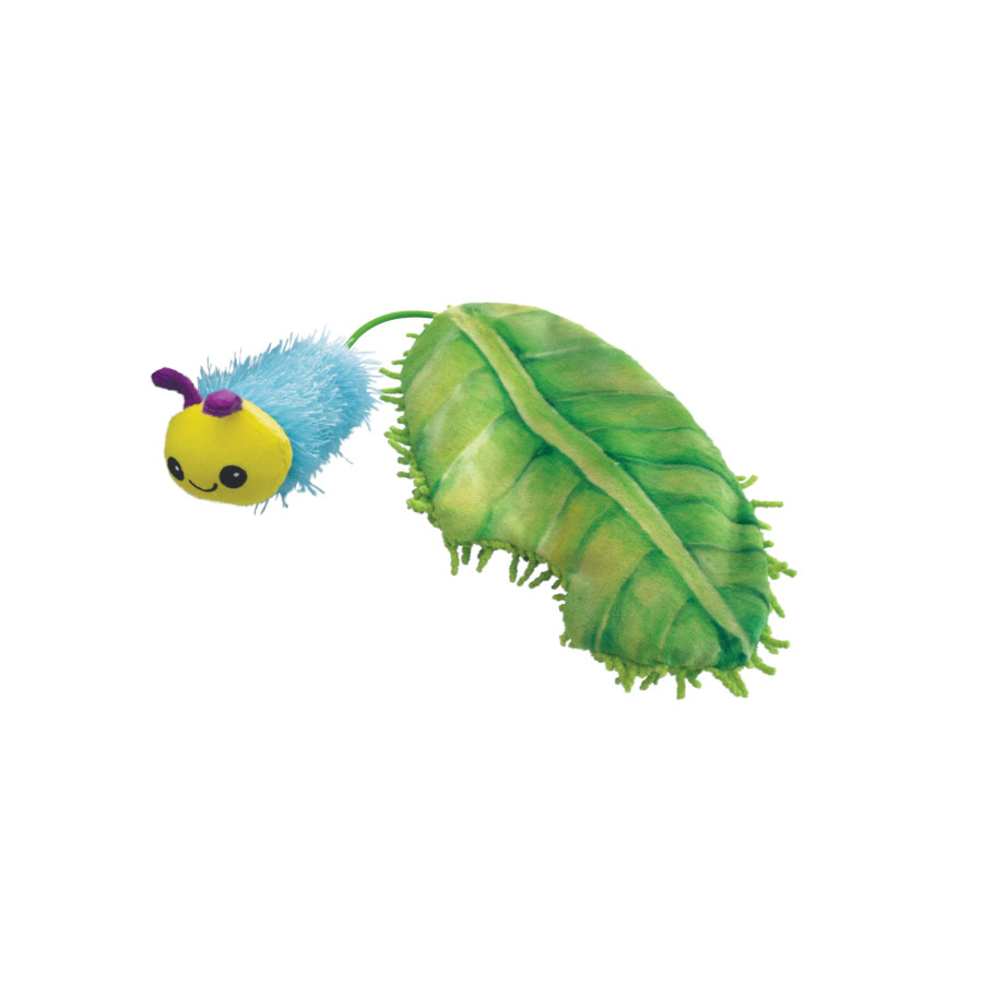 Detalle cercano del cuerpo del peluche Kong Flingaroo Oruga con catnip.