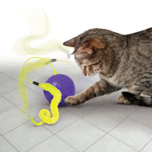 Gato jugando con la pelota interactiva Kong de Emperrados