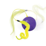 Vista frontal de la pelota interactiva Kong para gatos de Emperrados