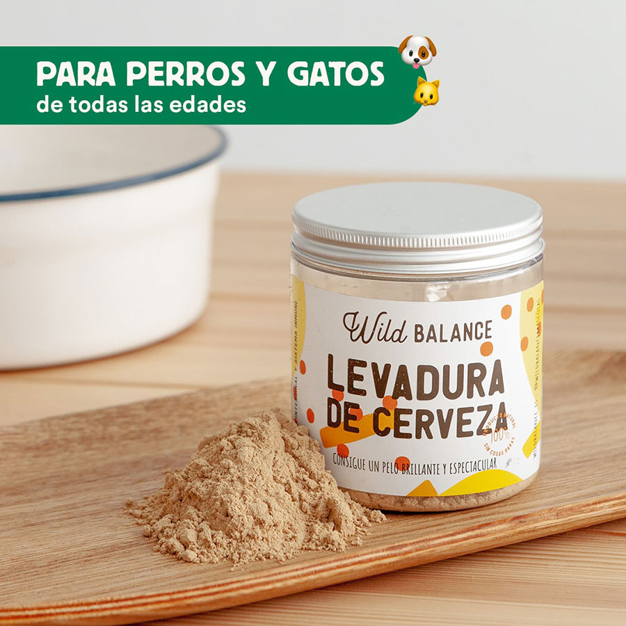 Perro y gato disfrutando del suplemento de levadura de cerveza Emperrados