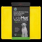 Vista frontal del LickiMat Comedero Soother Classic amarillo de la marca Emperrados.