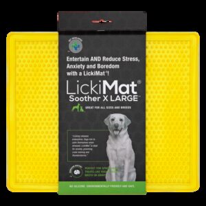 Vista frontal del LickiMat Comedero Soother Classic amarillo de la marca Emperrados.