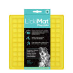 Vista frontal del LickiMat Mini Playdate amarillo para perros de Emperrados.