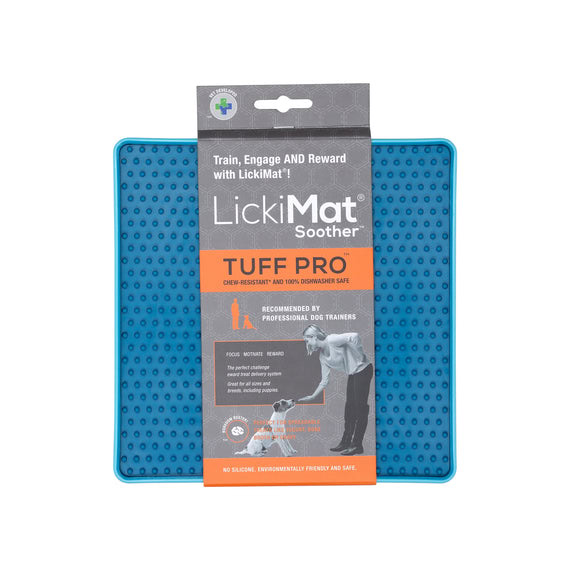 Un perro disfrutando de su LickiMat Tuff Soother Pro Azul