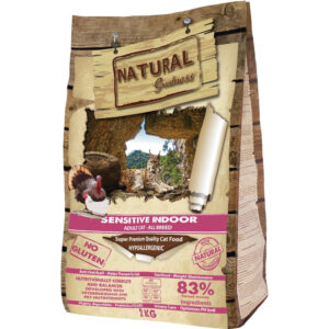 Vista frontal del alimento seco Natural Greatness Cat Sensitive Indoor de Emperrados para gatos.|Detalle de los ingredientes del Natural Greatness Cat Sensitive Indoor para gatos sensibles de la marca Emperrados.