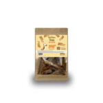 Detalle cercano de las Tiras de Piel de Vaca Deshidratadas Naturextra.|Perro disfrutando de las Tiras de Piel de Vaca Deshidratadas Naturextra.