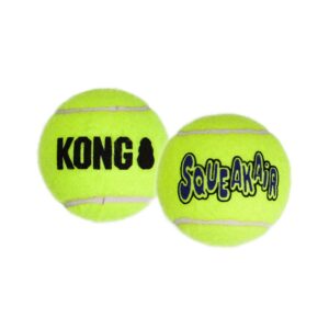 Detalle cercano del material de las pelotas Kong SqueakAir para perros de la marca Emperrados.
