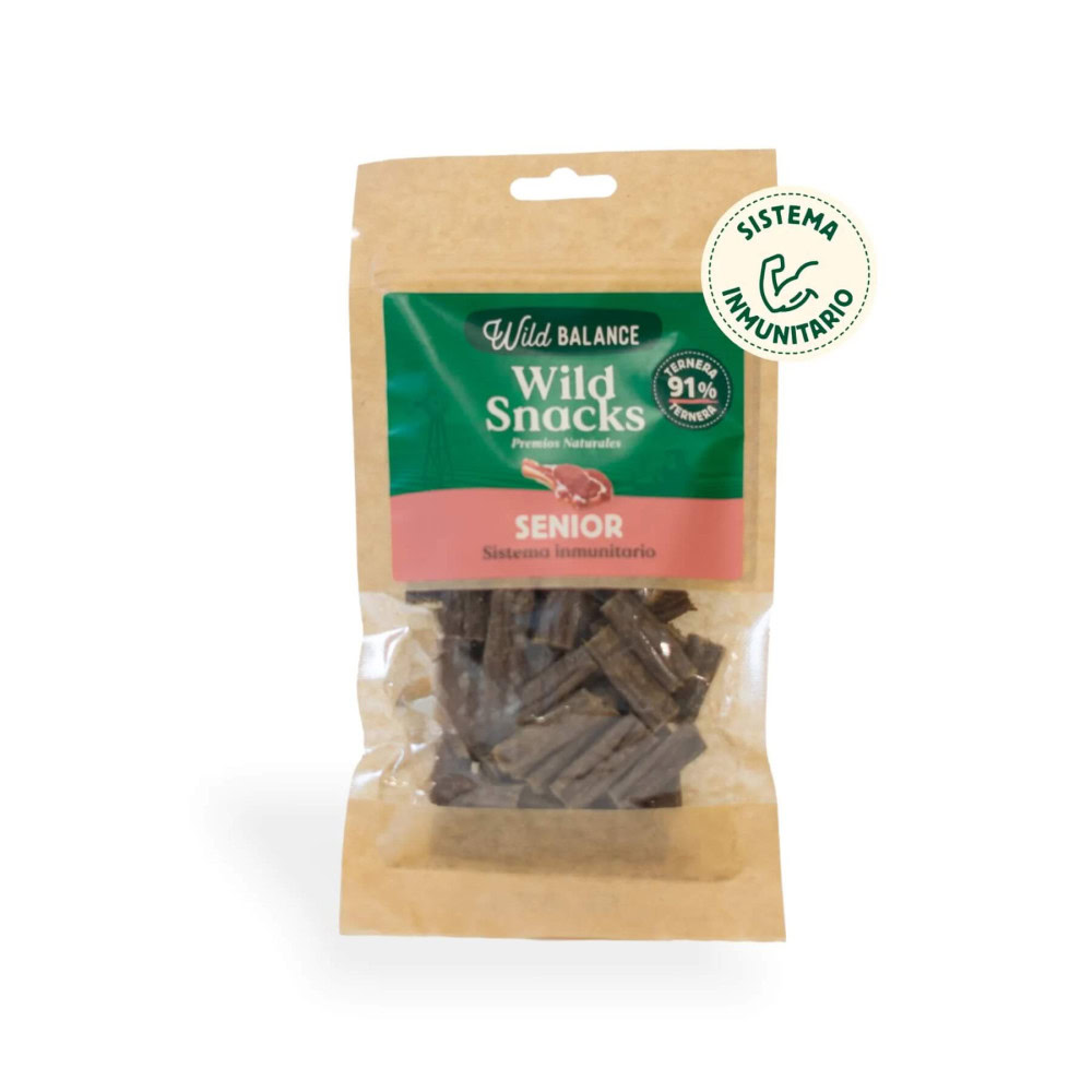 Imagen del empaque del producto Wild Snacks Senior de Ternera para perros de Emperrados.|Detalle de la textura de los Wild Snacks Senior de Ternera de Emperrados.|Perro disfrutando de los Wild Snacks Senior de Ternera de Emperrados.