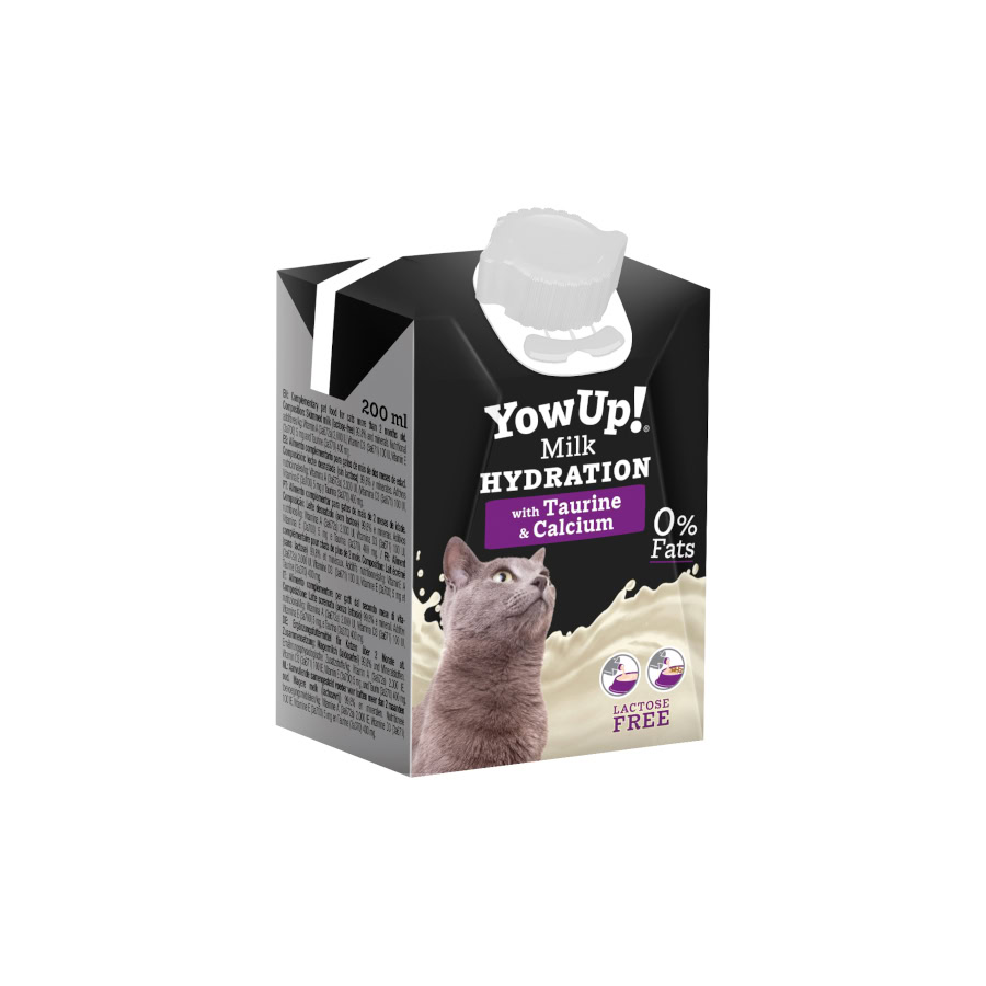 Detalle de la textura cremosa de la leche sin lactosa YowUp! para gatos.