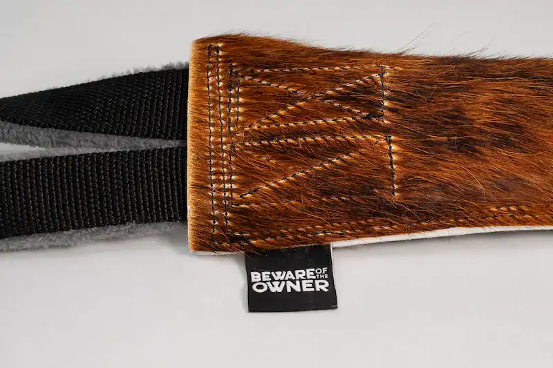 BOW Mordedor / Motivador FLAMA de Cuero y Pelo Natural, 25 cm largo, T.Única Negro para Perros - Imagen 2